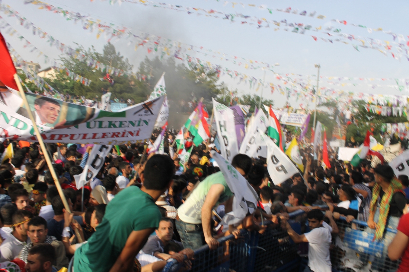 Explosions at HDP rally in Diyarbakır